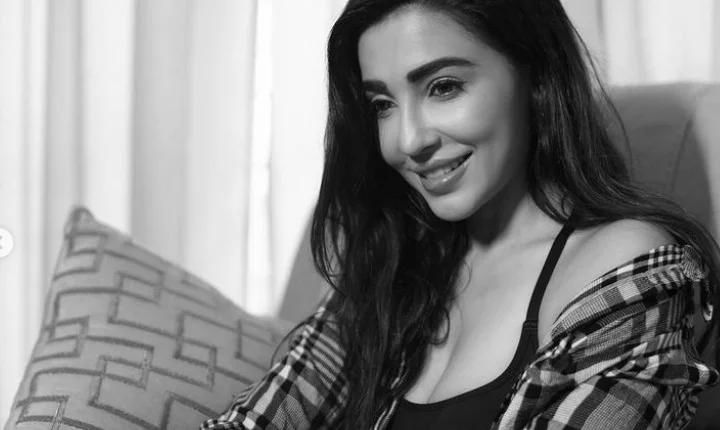 சோஃபாவில் முட்டி கவர்ச்சி காட்டி மூடேத்திய பார்வதி நாயர் - கில்மா போட்டோஸ்!