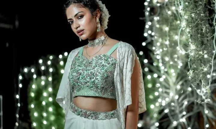 ட்ரடிஷனல் ட்ரஸ் உடுத்தியும் கவர்ச்சி லுக் விட்ட அமலா பால்!