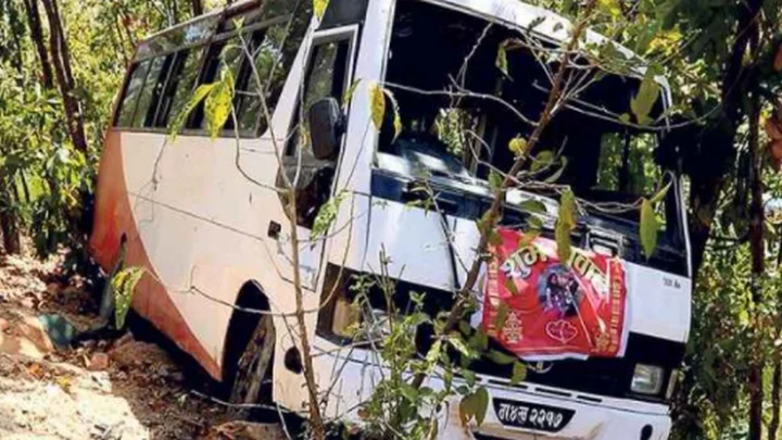 பள்ளத்தில் விழுந்து பேருந்து விபத்து....32 பேர் பலி