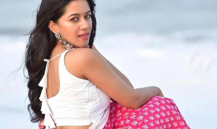 பீச்சில் கவர்ச்சி ததும்ப போஸ் கொடுத்த மிருணாளினி ரவி!