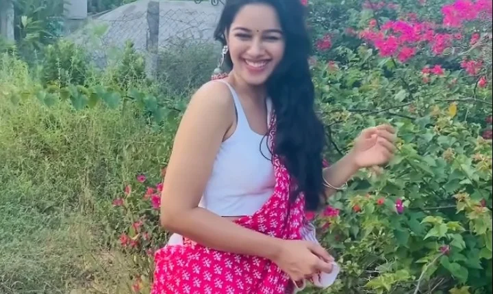 பீச்சில் கவர்ச்சி ததும்ப போஸ் கொடுத்த மிருணாளினி ரவி!