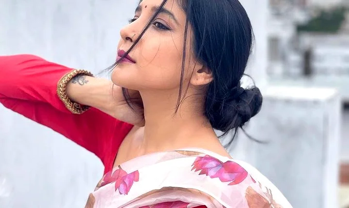 இத எதுக்கு கட்டணும்? சேலையில் மோசமான ஹாட் போஸ் கொடுத்த சாக்ஷி!