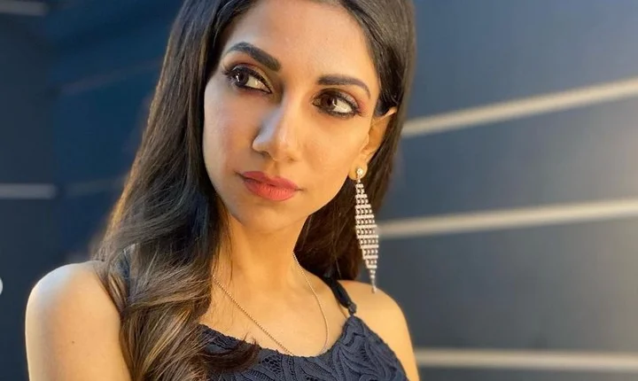 பார்ட்டி உடையில் பல விதமாய் போஸ் கொடுத்த விஜே பாவனா!