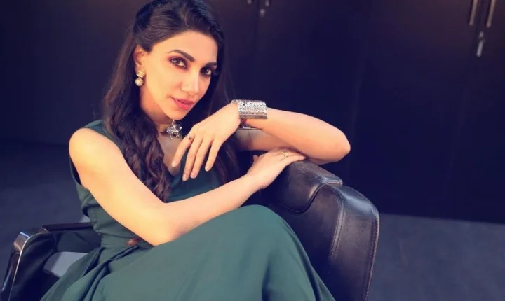 பார்ட்டி உடையில் பல விதமாய் போஸ் கொடுத்த விஜே பாவனா!