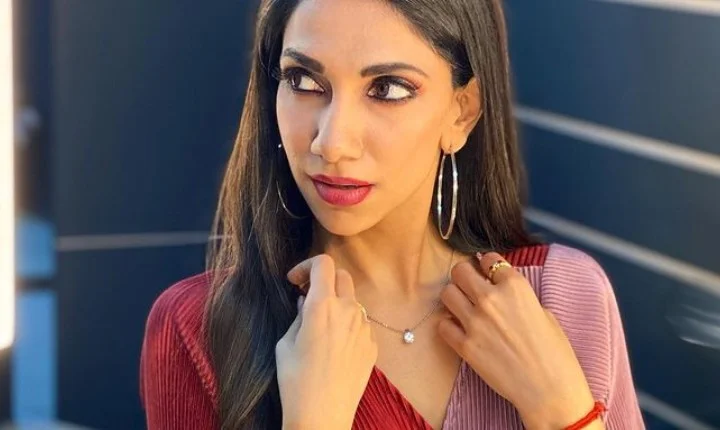 பார்ட்டி உடையில் பல விதமாய் போஸ் கொடுத்த விஜே பாவனா!