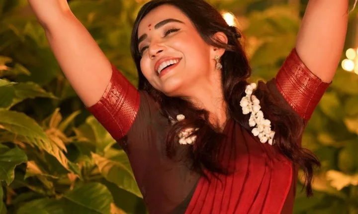 பாவாடை தாவணியில் இடுப்பு காட்டி கிறுகிறுக்க வைத்த பார்வதி நாயர்!