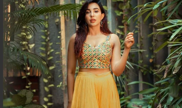 பாவாடை தாவணியில் இடுப்பு காட்டி கிறுகிறுக்க வைத்த பார்வதி நாயர்!