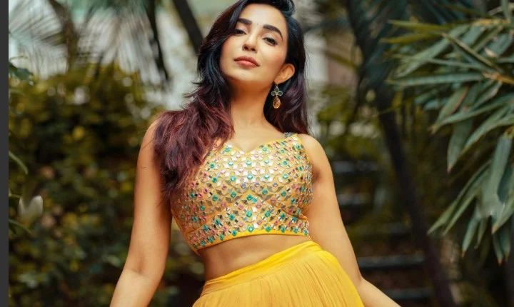 பாவாடை தாவணியில் இடுப்பு காட்டி கிறுகிறுக்க வைத்த பார்வதி நாயர்!