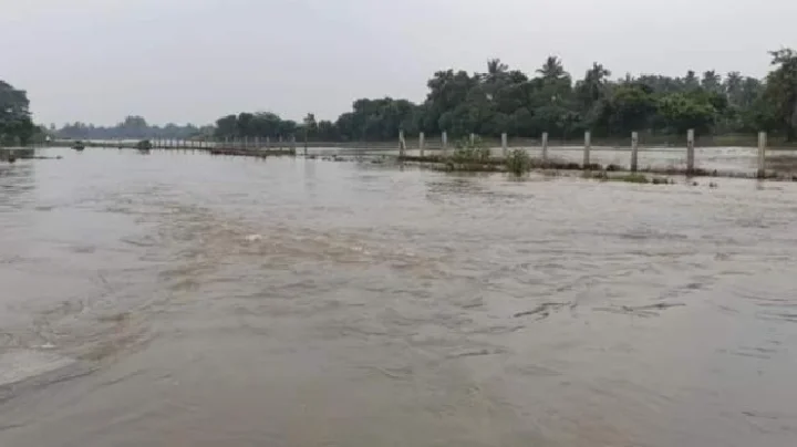 இருபதுக்கும் மேற்பட்ட கிராமங்களுக்கு போக்குவரத்து துண்டிப்பு