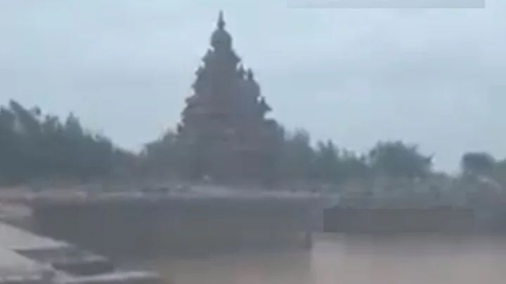 வெள்ளத்தில் மிதக்கும் மகாபலிபுரம் கடற்கரை கோவில்!