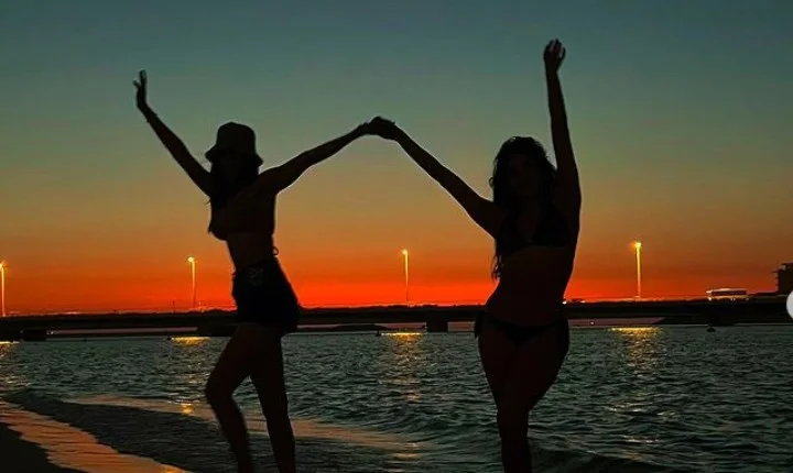 இருட்டில் இஷ்டப்படி காட்டிய ஜான்வி கபூர் - இது முரட்டுத்தனமால்ல இருக்கு!