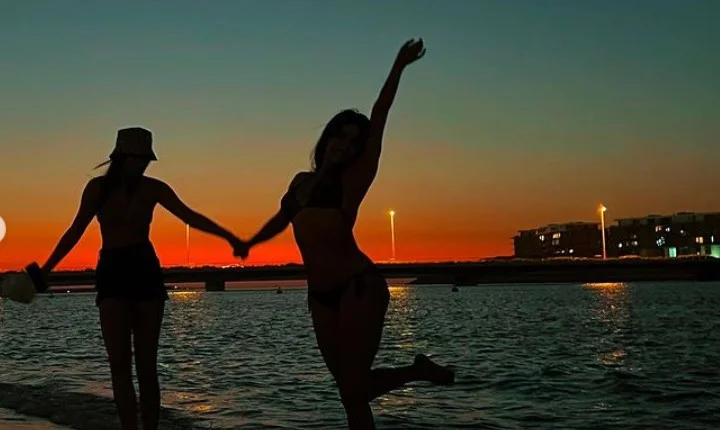 இருட்டில் இஷ்டப்படி காட்டிய ஜான்வி கபூர் - இது முரட்டுத்தனமால்ல இருக்கு!