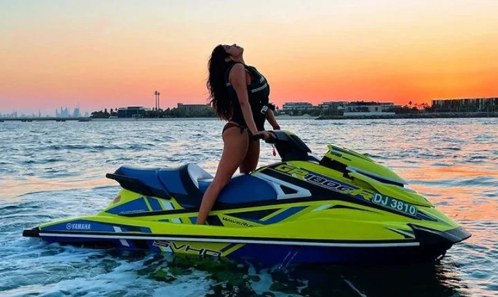 இருட்டில் இஷ்டப்படி காட்டிய ஜான்வி கபூர் - இது முரட்டுத்தனமால்ல இருக்கு!