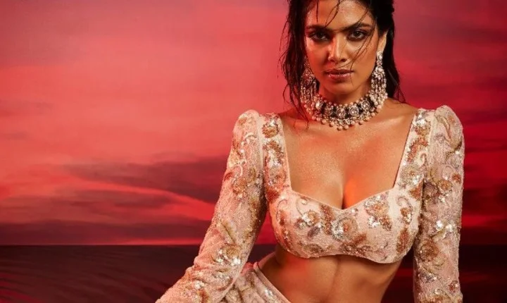 இவங்களுக்கு என்ன ஆச்சு? மாளவிகா மோகனனின்  திணறவைக்கும் கவர்ச்சி!