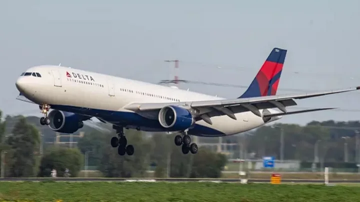 கொரோனா விதிமுறைகள் மீறல்… நடுவானில் திரும்பி சென்ற அமெரிக்க விமானம்!