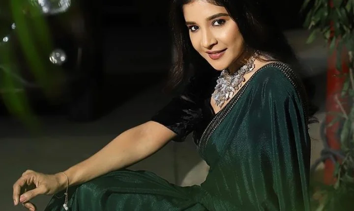 சேலையில் செம அழகாய் போஸ் கொடுத்த சாக்ஷி அகர்வால்!