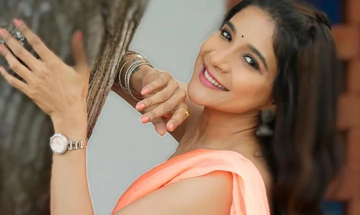 சேலையில் செம அழகாய் போஸ் கொடுத்த சாக்ஷி அகர்வால்!