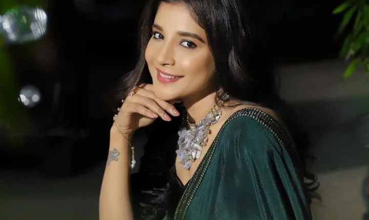 சேலையில் செம அழகாய் போஸ் கொடுத்த சாக்ஷி அகர்வால்!