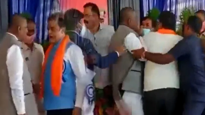 முதல்வர் முன்னிலையில் அமைச்சருடன் எம்பி மோதல்: பெரும் பரபரப்பு!