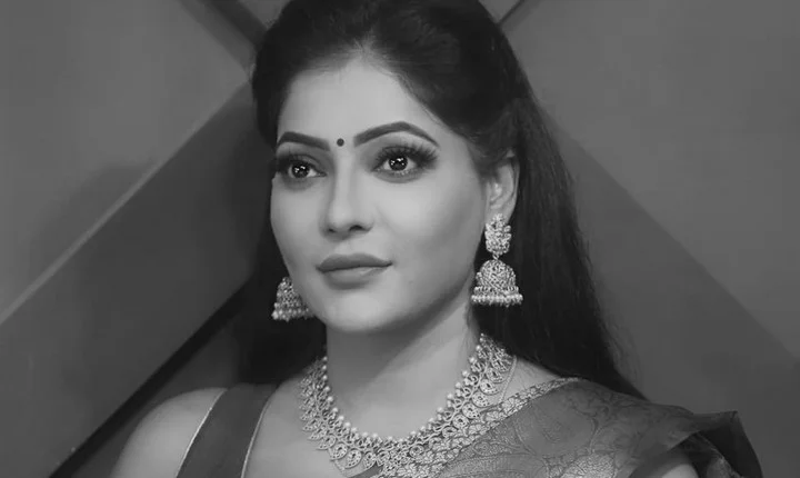 கவர்ச்சியா சேலை கட்டி சைடுல கொஞ்சூண்டு இடுப்பு காட்டிய ரேஷ்மா!