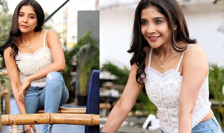 பியூடிபுல் போஸ் கொடுத்து சமூகவலைதளவாசிகளை கவர்ந்த சாக்ஷி அகர்வால்!