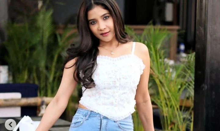 பியூடிபுல் போஸ் கொடுத்து சமூகவலைதளவாசிகளை கவர்ந்த சாக்ஷி அகர்வால்!