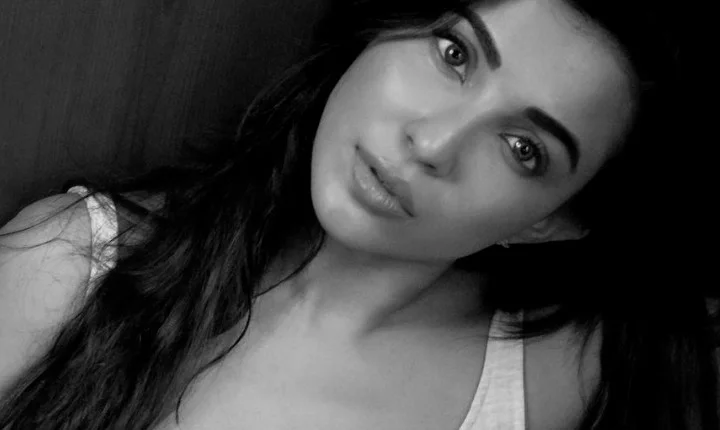 வெள்ளை உடையில் பளபளன்னு மேனி காட்டிய பார்வதி நாயர்!