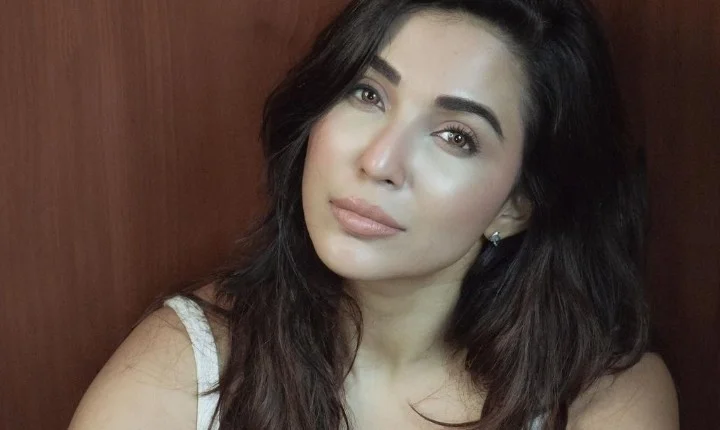 வெள்ளை உடையில் பளபளன்னு மேனி காட்டிய பார்வதி நாயர்!