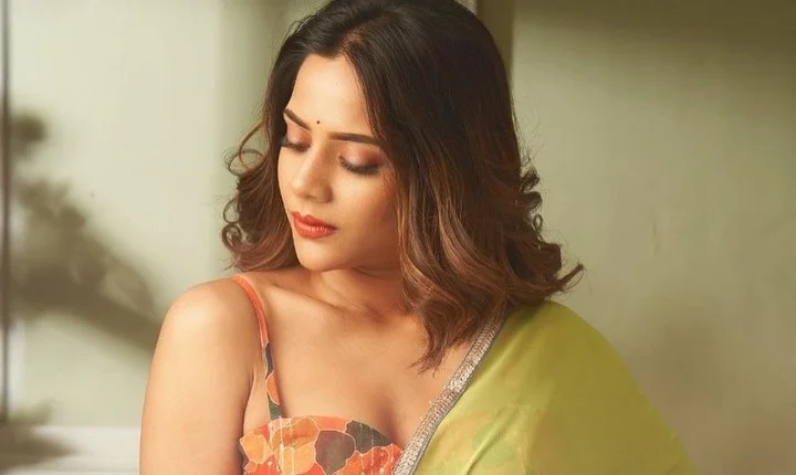 நழுவிய மாராப்பு... நச்சுனு அந்த இடத்தை காட்டிய ஐஸ்வர்யா தத்தா!