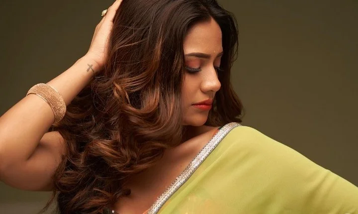 நழுவிய மாராப்பு... நச்சுனு அந்த இடத்தை காட்டிய ஐஸ்வர்யா தத்தா!