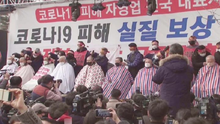 ஊரடங்கை கண்டித்து மொட்டை அடித்த வியாபாரிகள்!