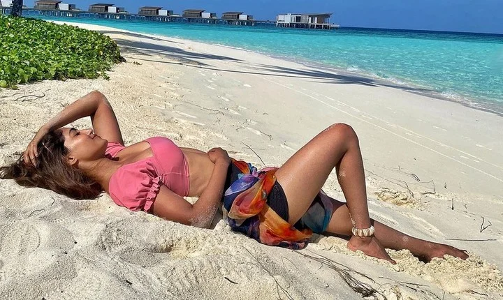 சுடச்சுட பிகினி சன்பாத்... மாலத்தீவில் மல்லாக்க படுத்துக்கிடக்கும் புது கல்யாண பொண்ணு!