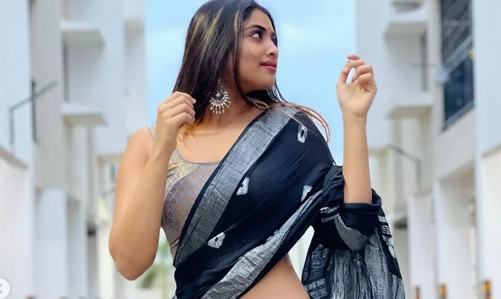 கருப்பு புடவையில் இடுப்பு காட்டி இழுத்த ஷிவானி நாராயணன்!