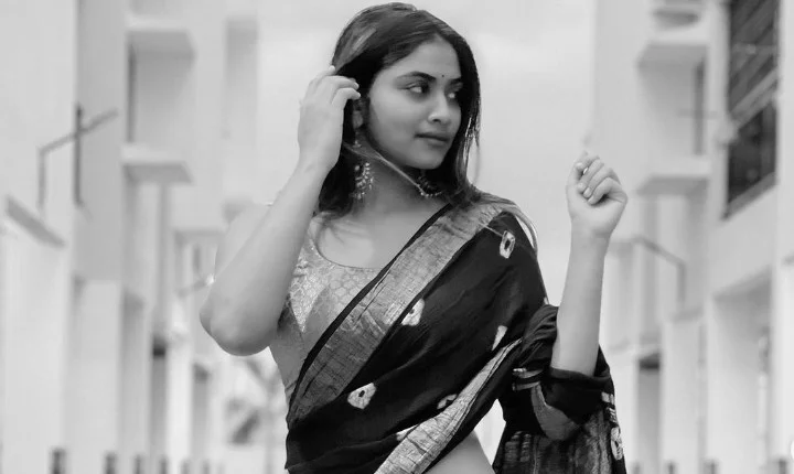 கருப்பு புடவையில் இடுப்பு காட்டி இழுத்த ஷிவானி நாராயணன்!