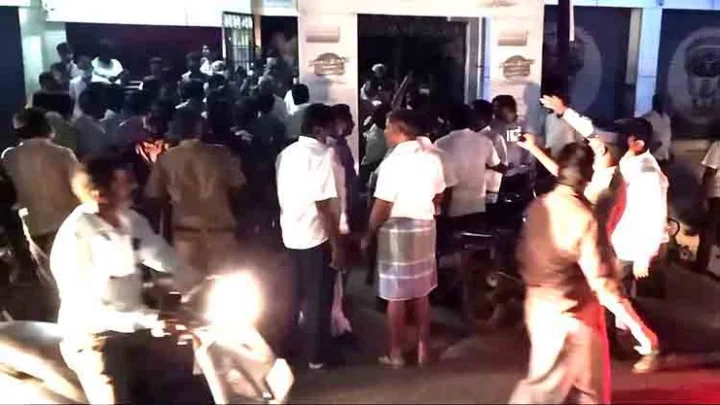 வாக்காளர்களுக்கு கொலுசு விநியோகம்? திமுக முற்றுகை! – தருமபுரியில் பரபரப்பு!