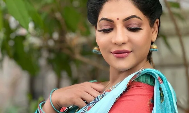 சேலையில் நாட்டுக்கட்டையாக போஸ் கொடுத்த ரேஷ்மா - லேட்டஸ்ட் போட்டோஸ்!