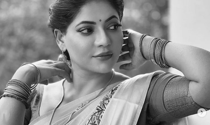 சேலையில் நாட்டுக்கட்டையாக போஸ் கொடுத்த ரேஷ்மா - லேட்டஸ்ட் போட்டோஸ்!