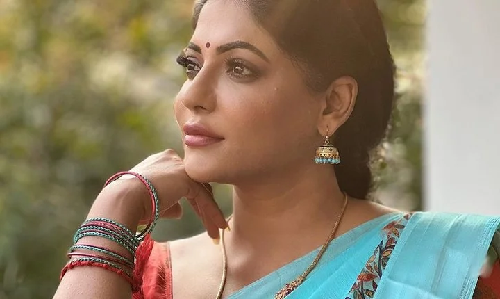 சேலையில் நாட்டுக்கட்டையாக போஸ் கொடுத்த ரேஷ்மா - லேட்டஸ்ட் போட்டோஸ்!