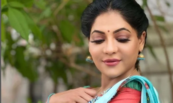 சேலையில் நாட்டுக்கட்டையாக போஸ் கொடுத்த ரேஷ்மா - லேட்டஸ்ட் போட்டோஸ்!