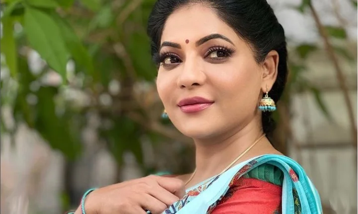 சேலையில் நாட்டுக்கட்டையாக போஸ் கொடுத்த ரேஷ்மா - லேட்டஸ்ட் போட்டோஸ்!