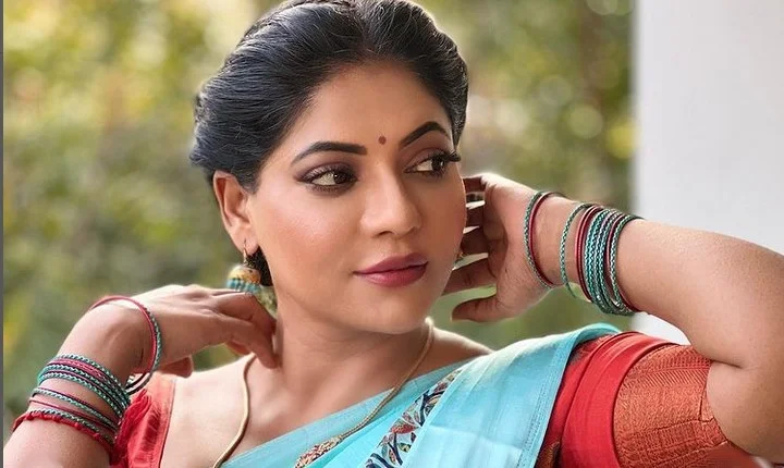 சேலையில் நாட்டுக்கட்டையாக போஸ் கொடுத்த ரேஷ்மா - லேட்டஸ்ட் போட்டோஸ்!