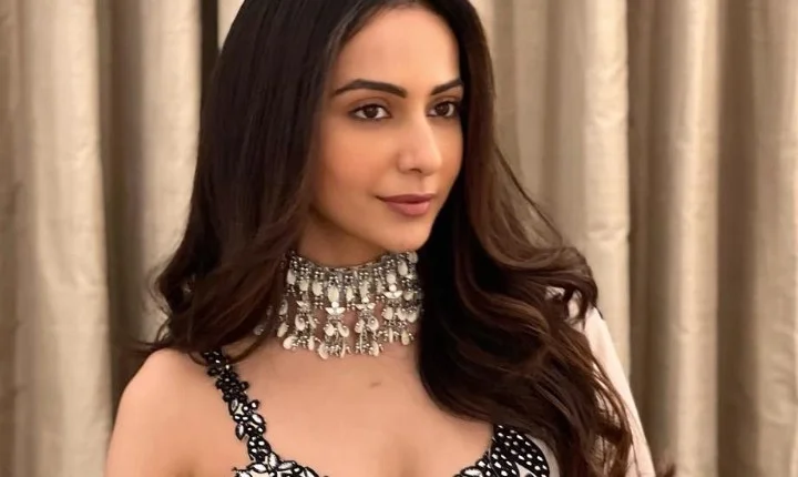 அழகிய உடையில் லிமிட்டான கவர்ச்சி காட்டிய ரகுல் ப்ரீத் சிங் -கியூட் போட்டோஸ்!