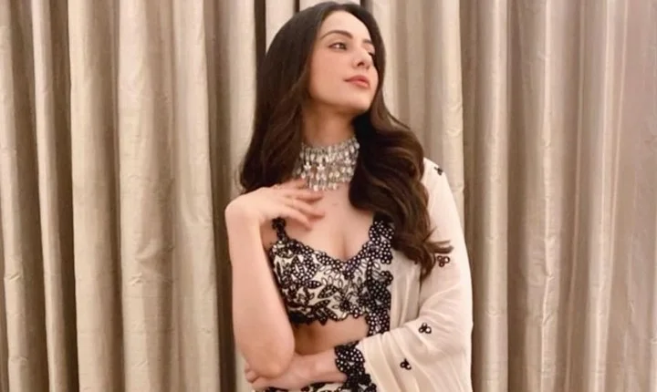 அழகிய உடையில் லிமிட்டான கவர்ச்சி காட்டிய ரகுல் ப்ரீத் சிங் -கியூட் போட்டோஸ்!