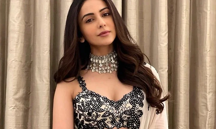 அழகிய உடையில் லிமிட்டான கவர்ச்சி காட்டிய ரகுல் ப்ரீத் சிங் -கியூட் போட்டோஸ்!