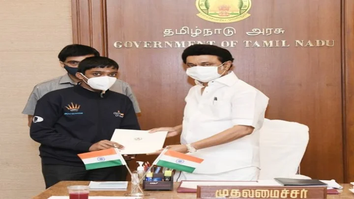 சூப்பர் கம்ப்யூட்டரையே தோற்கடித்த சிறுவனுக்கு தமிழக முதல்வர் பாராட்டு!