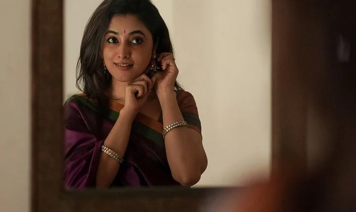 அழகு அள்ளுது... கண்ணாடியில் கவர்ந்திழுக்கும் பிரியங்கா மோகன்!