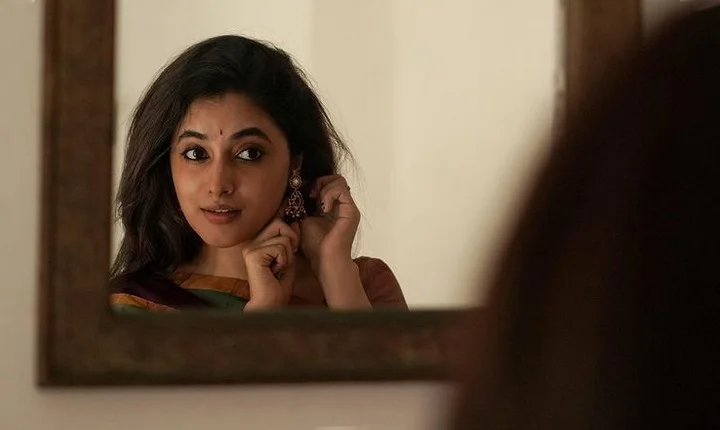 அழகு அள்ளுது... கண்ணாடியில் கவர்ந்திழுக்கும் பிரியங்கா மோகன்!