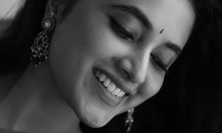 அழகு அள்ளுது... கண்ணாடியில் கவர்ந்திழுக்கும் பிரியங்கா மோகன்!