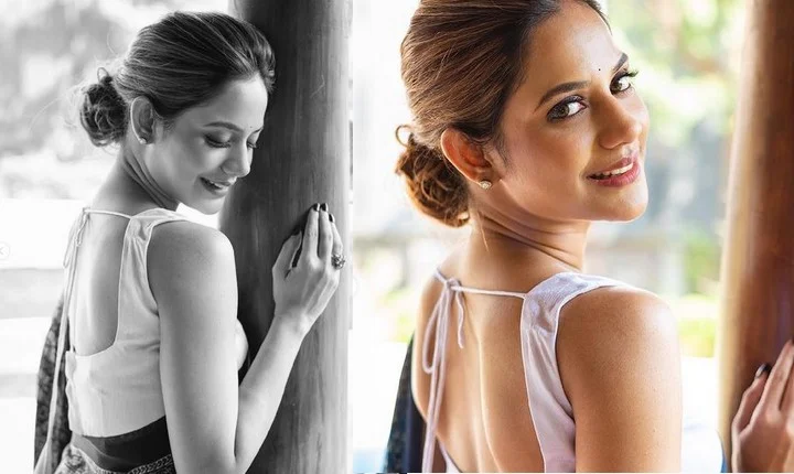 ஸ்லீவ்லெஸ் சேலையில் கவர்ச்சி லைட்டா காட்டி அழகாய் போஸ் கொடுத்த ஐஸ்வர்யா தத்தா!