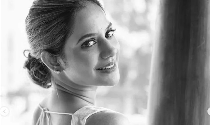 ஸ்லீவ்லெஸ் சேலையில் கவர்ச்சி லைட்டா காட்டி அழகாய் போஸ் கொடுத்த ஐஸ்வர்யா தத்தா!